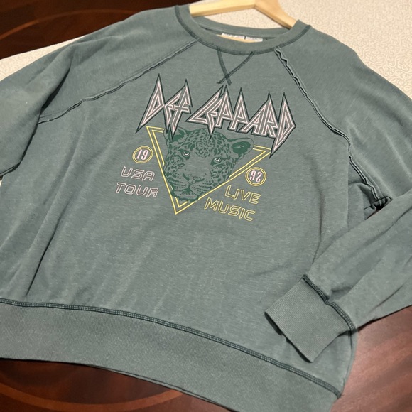 Def Leppard Sweatshirt Embroidered Front 90’s Style Distressed Women’s XL - Picture 2 of 9